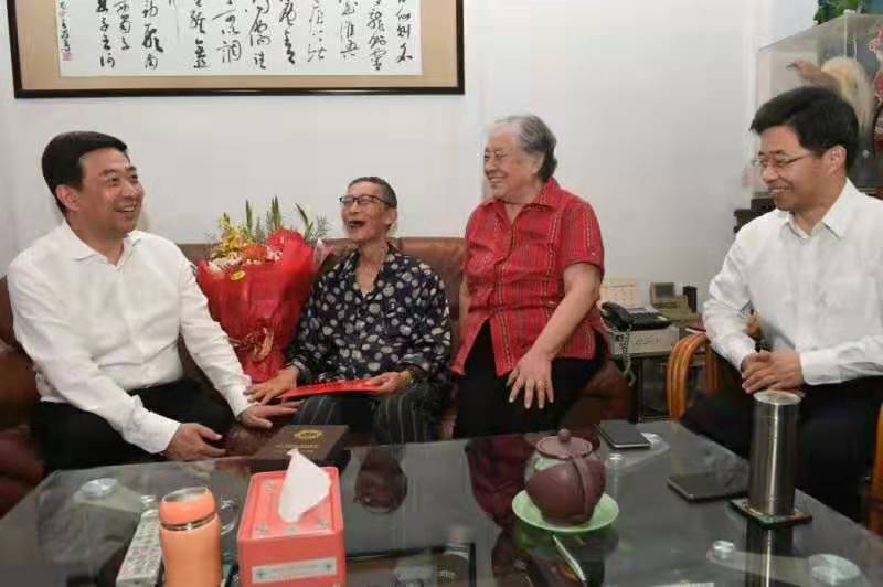 市委書記汪泉(左一)到全國勞模、常柴公司退休老領(lǐng)導(dǎo)汪志鈞家中探望.jpg