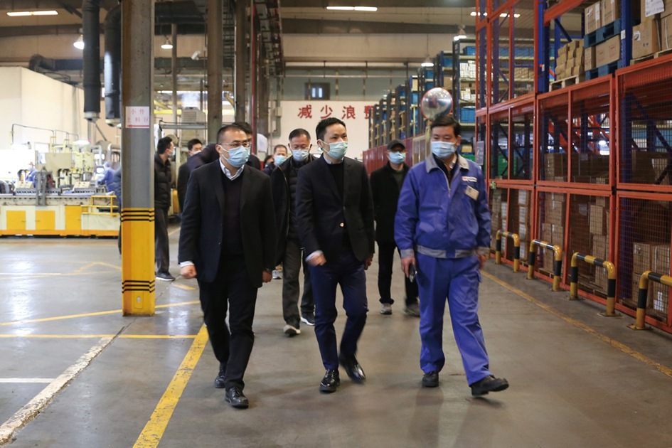 圖為市財政局副局長、市國資辦副主任徐磊(中)一行檢查公司多缸機廠.jpg