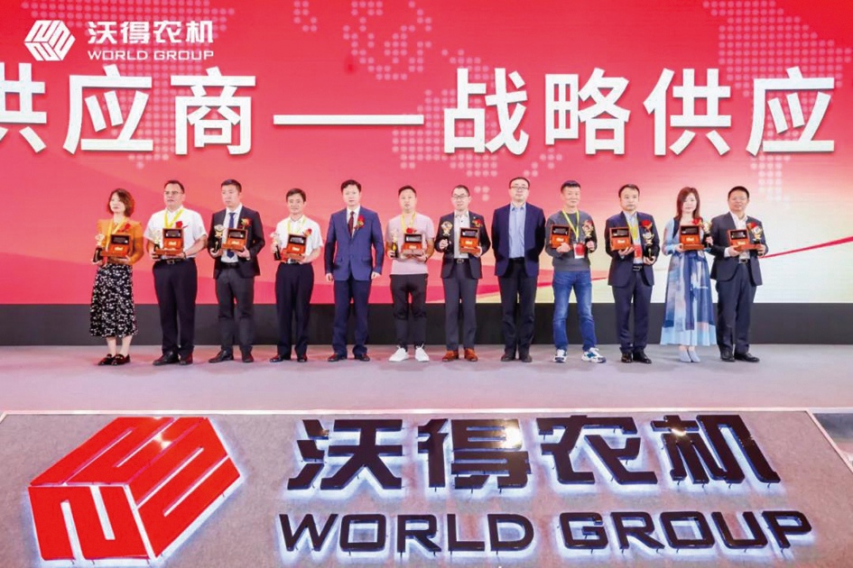 圖為公司代表(左一)代表公司上臺領獎_副本.jpg