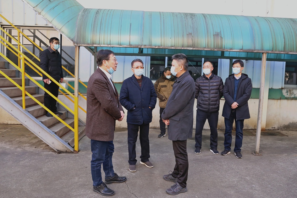 圖為市國資委主任王文卓(右三)在多缸機廠現場進行督查指導_副本.jpg