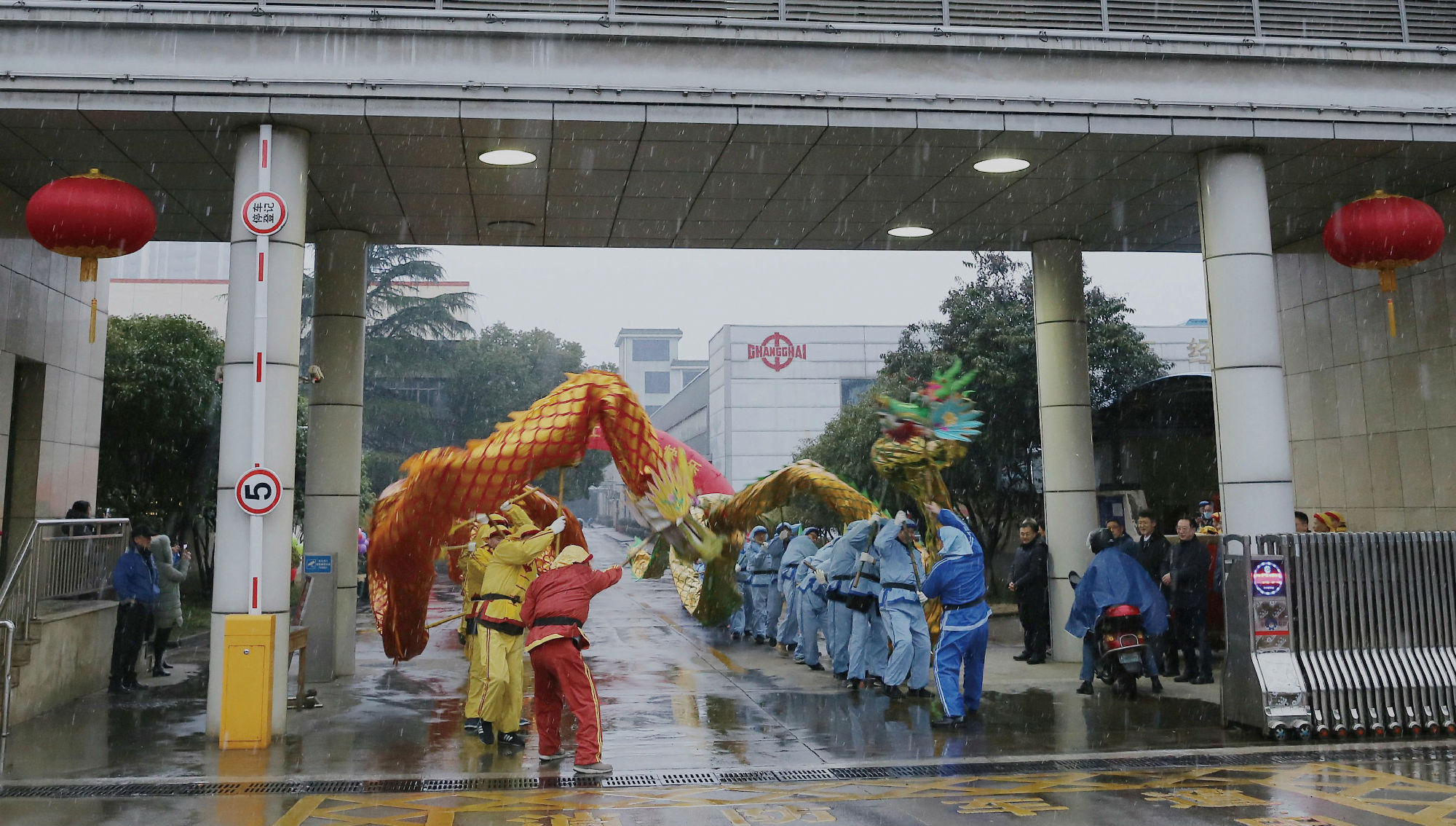春節后上班第一天:公司領導向職工拜年送祝福_副本.jpg