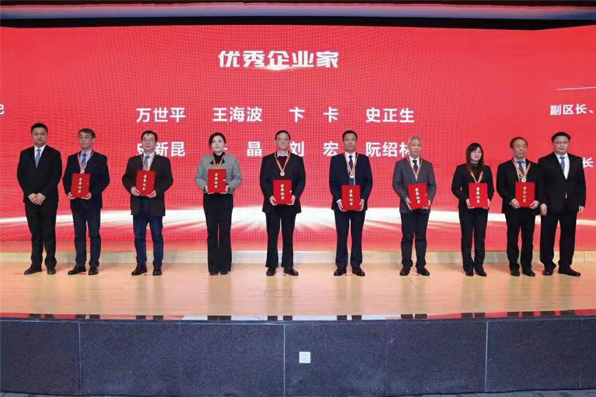 圖為公司董事長史新昆(左三)領取“優秀企業家”獎_副本.jpg
